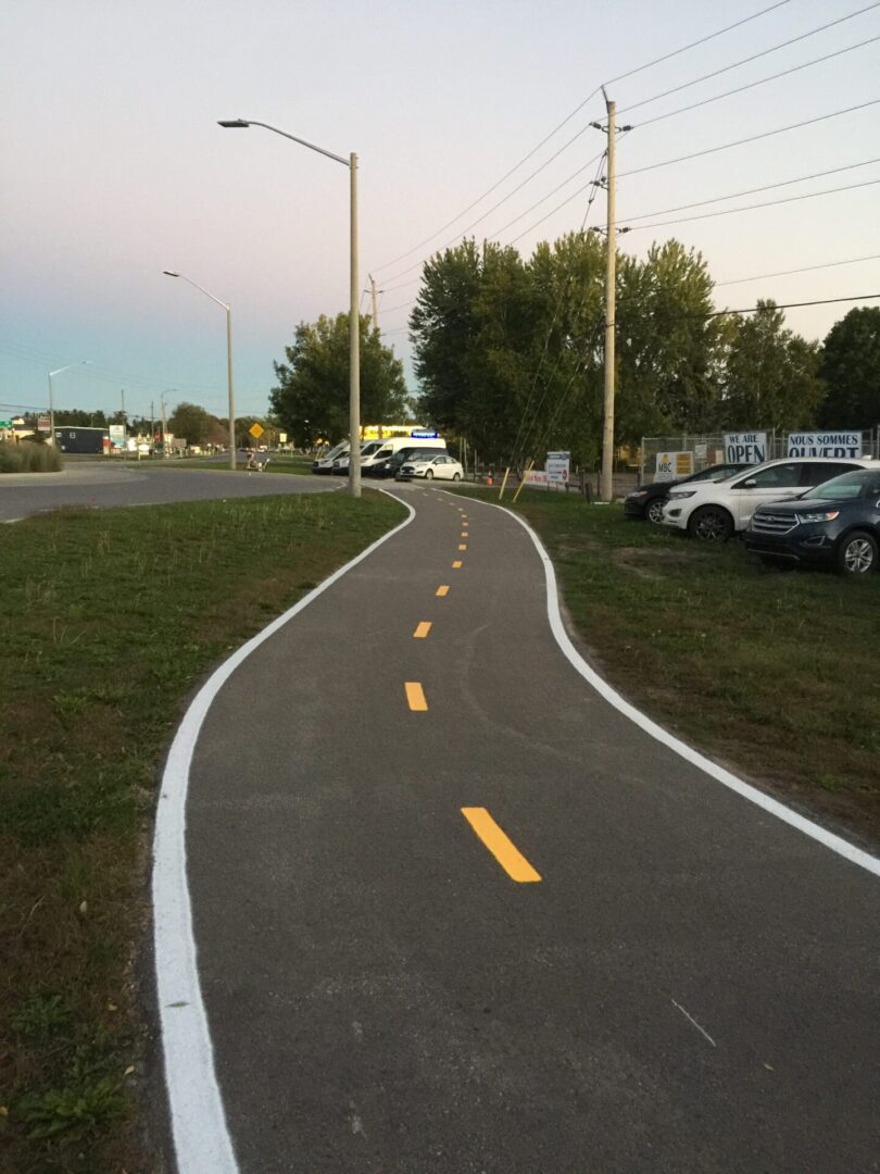 A picture of he long line markings in yellow and white color